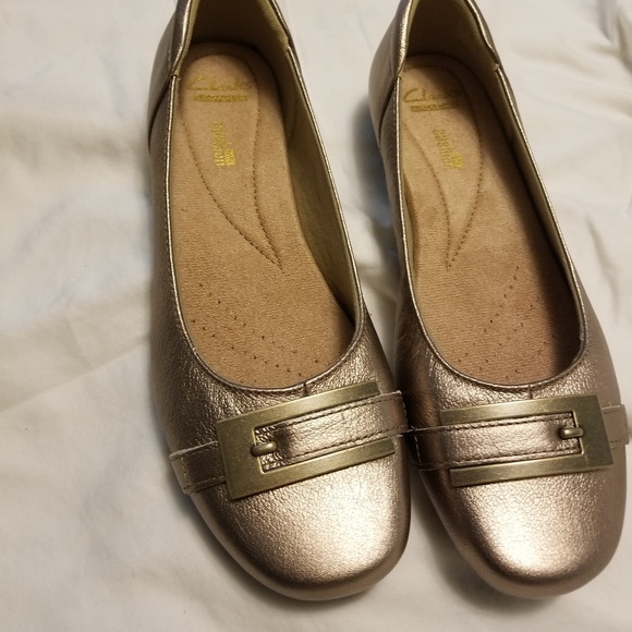 Clarks Walking Flats in Pale Gold - Picture 1 of 3